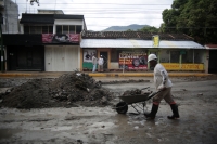 20240911. Tuxtla. Trabajadores de Protección Civil retiran el material de arrastre después de las lluvias de esta noche.