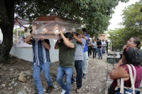 20251025. Tuxtla. José Manuel, hijo de una Madre Buscadora es llevado al panteón ejidal al oriente de la ciudad después de ser localizado en el SEMEFO de la capital de Chiapas.