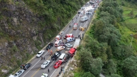 20261017. SCLC. Un tráiler se involucra en choque en la carretera a San Cristóbal de las Casas dejando al menos dos personas sin vida y varios lesionados.