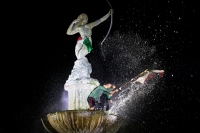 2026061118. Tuxtla. Los aficionados de Tuxtla Gutiérrez celebran el segundo triunfo de la Selección de México ante Corea del Sur en La Glorieta de La Diana La Cazadora