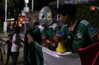 2026061118. Tuxtla. Los aficionados de Tuxtla Gutiérrez celebran el segundo triunfo de la Selección de México ante Corea del Sur en La Glorieta de La Diana La Cazadora