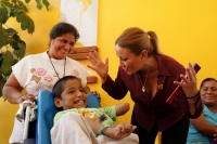 Anna Cirre, cantante española realiza una visita a los niños que reciben terapias en las instalaciones del CRIT de Tuxtla Gutiérrez donde convivió con las familias y firmo autógrafos a los fans.
