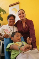 Anna Cirre, cantante española realiza una visita a los niños que reciben terapias en las instalaciones del CRIT de Tuxtla Gutiérrez donde convivió con las familias y firmo autógrafos a los fans.