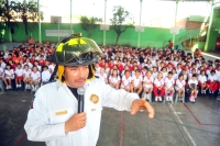 Roberto Martínez, Comandante de Bomberos de Nogales, Sonora vista Tuxtla para impartir cursos a estudiantes para la prevención de incendios ya que varias ONGs califican a Chiapas como el primer lugar en accidentes y en numero de victimas por quemaduras.