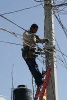 Tuxtla Gutiérrez, 7 de diciembre. Trabajadores de CFE intentan desentramar el caos de cables que se extienden en la primera norte poniente de esta ciudad, lo que ha ocasionado que existan deficiencias en el flujo eléctrico en esta zona de la ciudad