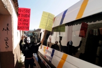 Organizaciones sociales que protestan en contra de las empresas mineras canadienses en Chiapas, se manifestaron en la ciudad de San Cristóbal de las Casas para tratar de entrevistarse con la Gobernadora General de Canadá durante su visita a este estado de