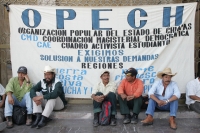 Tuxtla Gutiérrez. 7 de diciembre. La OPECH Organización Popular del Estado de Chiapas, realizo una protesta la mañana de este lunes en las instalaciones del Congreso del Estado y en las Instalaciones del Edificio de Gobierno Estatal para manifestar su inc