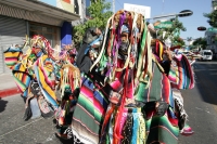 Tuxtla Gutiérrez, 6 de diciembre. Diferentes grupos de peregrinos continúan llegando a la parroquia de Guadalupe en esta ciudad. Vestidos a la usanza chiapaneca, bailan y cantan ofreciendo el recorrido a la patrona de México.