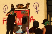 Miércoles 25 de noviembre del 2020. Tuxtla Gutiérrez.  La cruz conmemorativa en contra de la violencia de las mujeres instalada en la Plaza Central de la ciudad por las integrantes de los grupos feministas