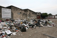 Martes 10 de abril del 2012. El tiradero de  basura del mercado de Tapachula crece cada día después de que ha dejado de funcionar el sistema de recolección y limpia del ayuntamiento de esta ciudad.