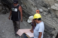 El arqueólogo Bruce Bachand realiza los últimos trabajos del Montículo 11 de Chiapa de Corzo donde fuera encontrado un milenario entierro en lo que fuera un centro ceremonial astronómico en el complejo prehispánico de este lugar.   Los curiosos comentan e