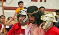 Viernes 6 de abril del 2012. La representación del vía crucis en el barrio De Mexicanos en SCLC.