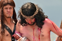 Viernes 6 de abril del 2012. La representación del vía crucis en el barrio De Mexicanos en SCLC.