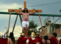 Viernes 6 de abril del 2012. La representación del vía crucis en el barrio De Mexicanos en SCLC.