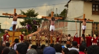 Viernes 6 de abril del 2012. La representación del vía crucis en el barrio De Mexicanos en SCLC.
