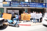 Jueves 28 de junio del 2012. Tuxtla Gutiérrez, Chiapas. Trabajadores del CECYTECh exigen a las autoridades que sean respetados sus derechos laborales y que sean reinstalados en sus labores cotidianas en esta institución educativa.