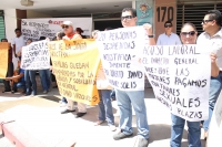 Jueves 28 de junio del 2012. Tuxtla Gutiérrez, Chiapas. Trabajadores del CECYTECh exigen a las autoridades que sean respetados sus derechos laborales y que sean reinstalados en sus labores cotidianas en esta institución educativa.