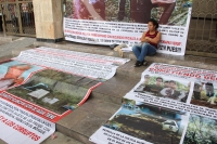 Martes 14 de enero del 2014. Tuxtla Gutiérrez. La protesta ciudadana toma nuevas formas como el caso de esta joven quien pega carteles con fotografías en la entrada del congreso local.