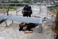 Miércoles 1 de junio.  Le cuerpo sin vida de una mujer de aproximadamente 30 años de edad fue encontrado este medio día en el parque Bicentenario-Morelos de esta ciudad. El arma fue encontrada a un lado del cuerpo y el disparo fue realizado a quema ropa e