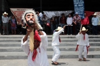 Lunes 10 de junio del 2019. #Tuxtla Gutiérrez. Danzantes #tradicionales del municipio de Rayón, Chiapas realizan la ceremonia de “El David y el Goliat” para exigir descuentos del 90% de los adeudos y tarifas ante #CFE