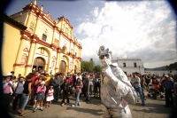 EL VAQUERO COSMICO EN LA PLAZA DE LA PAZ EN SAN CRISTOBAL