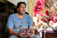 Martes 5 de agosto del 2014. Tuxtla Gutiérrez. Platicando con Sergio de la Cruz en el día internacional de los pueblos indígenas.