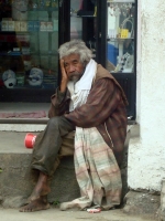 Un ancianito espera en una de las avenidas de la Ciudad de Villaflores; foto Enrique Vazquez