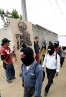 Sábado 7 de mayo. INDIGENAS BASES DE APOYO DEL EZON SE CONCENTRAN EN LA ZONA NORTE DE LA CIUDAD DE SAN CRISTOBAL DE LAS CASAS PARA DAR INICIO A LA MARCHA DEL SILENCIO EN CONTRA DE LA VIOLENCIA CONVOCADA EN MEXICO. LOS IDIGENAS LUCEN PASAMONTAÑAS Y PALIACA
