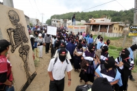 Sábado 7 de mayo. INDIGENAS BASES DE APOYO DEL EZON SE CONCENTRAN EN LA ZONA NORTE DE LA CIUDAD DE SAN CRISTOBAL DE LAS CASAS PARA DAR INICIO A LA MARCHA DEL SILENCIO EN CONTRA DE LA VIOLENCIA CONVOCADA EN MEXICO. LOS IDIGENAS LUCEN PASAMONTAÑAS Y PALIACA