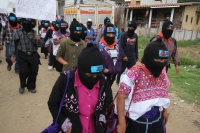 Sábado 7 de mayo. INDIGENAS BASES DE APOYO DEL EZON SE CONCENTRAN EN LA ZONA NORTE DE LA CIUDAD DE SAN CRISTOBAL DE LAS CASAS PARA DAR INICIO A LA MARCHA DEL SILENCIO EN CONTRA DE LA VIOLENCIA CONVOCADA EN MEXICO. LOS IDIGENAS LUCEN PASAMONTAÑAS Y PALIACA