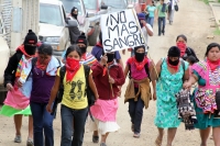 Sábado 7 de mayo. INDIGENAS BASES DE APOYO DEL EZON SE CONCENTRAN EN LA ZONA NORTE DE LA CIUDAD DE SAN CRISTOBAL DE LAS CASAS PARA DAR INICIO A LA MARCHA DEL SILENCIO EN CONTRA DE LA VIOLENCIA CONVOCADA EN MEXICO. LOS IDIGENAS LUCEN PASAMONTAÑAS Y PALIACA