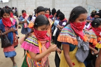 Sábado 7 de mayo. INDIGENAS BASES DE APOYO DEL EZON SE CONCENTRAN EN LA ZONA NORTE DE LA CIUDAD DE SAN CRISTOBAL DE LAS CASAS PARA DAR INICIO A LA MARCHA DEL SILENCIO EN CONTRA DE LA VIOLENCIA CONVOCADA EN MEXICO. LOS IDIGENAS LUCEN PASAMONTAÑAS Y PALIACA