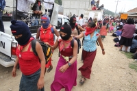 Sábado 7 de mayo. INDIGENAS BASES DE APOYO DEL EZON SE CONCENTRAN EN LA ZONA NORTE DE LA CIUDAD DE SAN CRISTOBAL DE LAS CASAS PARA DAR INICIO A LA MARCHA DEL SILENCIO EN CONTRA DE LA VIOLENCIA CONVOCADA EN MEXICO. LOS IDIGENAS LUCEN PASAMONTAÑAS Y PALIACA