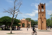 Domingo 13 de agosto del 2017. Chiapa de Corzo. El reloj de cuatro caras de la plaza de armas acompaña con historias románticas y anécdotas pintorescas la vista de los edificios públicos de esta colonial ciudad de la ribera del rio Grijalva.