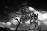 Domingo 13 de agosto del 2017. Chiapa de Corzo. El reloj de cuatro caras de la plaza de armas acompaña con historias románticas y anécdotas pintorescas la vista de los edificios públicos de esta colonial ciudad de la ribera del rio Grijalva.