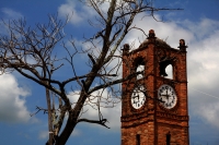 Domingo 13 de agosto del 2017. Chiapa de Corzo. El reloj de cuatro caras de la plaza de armas acompaña con historias románticas y anécdotas pintorescas la vista de los edificios públicos de esta colonial ciudad de la ribera del rio Grijalva.