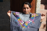 Jueves 7 de diciembre del 2017. San Cristóbal de las Casas. Artesanas de San Juan Chamula realizan la elaboración de tejidos tradicionales indí­genas en el modesto taller instalado en la parte alta de la zona norte para poder ofrecer las prendas a los v