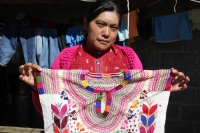 Jueves 7 de diciembre del 2017. San Cristóbal de las Casas. Artesanas de San Juan Chamula realizan la elaboración de tejidos tradicionales indí­genas en el modesto taller instalado en la parte alta de la zona norte para poder ofrecer las prendas a los v