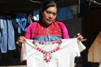 Jueves 7 de diciembre del 2017. San Cristóbal de las Casas. Artesanas de San Juan Chamula realizan la elaboración de tejidos tradicionales indí­genas en el modesto taller instalado en la parte alta de la zona norte para poder ofrecer las prendas a los v