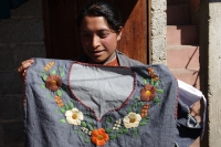 Jueves 7 de diciembre del 2017. San Cristóbal de las Casas. Artesanas de San Juan Chamula realizan la elaboración de tejidos tradicionales indí­genas en el modesto taller instalado en la parte alta de la zona norte para poder ofrecer las prendas a los v