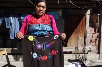 Jueves 7 de diciembre del 2017. San Cristóbal de las Casas. Artesanas de San Juan Chamula realizan la elaboración de tejidos tradicionales indí­genas en el modesto taller instalado en la parte alta de la zona norte para poder ofrecer las prendas a los v