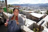 Jueves 7 de diciembre del 2017. San Cristóbal de las Casas. Artesanas de San Juan Chamula realizan la elaboración de tejidos tradicionales indí­genas en el modesto taller instalado en la parte alta de la zona norte para poder ofrecer las prendas a los v