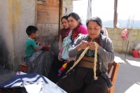 Jueves 7 de diciembre del 2017. San Cristóbal de las Casas. Artesanas de San Juan Chamula realizan la elaboración de tejidos tradicionales indí­genas en el modesto taller instalado en la parte alta de la zona norte para poder ofrecer las prendas a los v