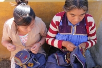 Jueves 7 de diciembre del 2017. San Cristóbal de las Casas. Artesanas de San Juan Chamula realizan la elaboración de tejidos tradicionales indí­genas en el modesto taller instalado en la parte alta de la zona norte para poder ofrecer las prendas a los v