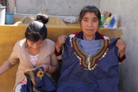 Jueves 7 de diciembre del 2017. San Cristóbal de las Casas. Artesanas de San Juan Chamula realizan la elaboración de tejidos tradicionales indí­genas en el modesto taller instalado en la parte alta de la zona norte para poder ofrecer las prendas a los v
