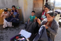 Jueves 7 de diciembre del 2017. San Cristóbal de las Casas. Artesanas de San Juan Chamula realizan la elaboración de tejidos tradicionales indí­genas en el modesto taller instalado en la parte alta de la zona norte para poder ofrecer las prendas a los v