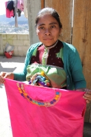 Jueves 7 de diciembre del 2017. San Cristóbal de las Casas. Artesanas de San Juan Chamula realizan la elaboración de tejidos tradicionales indí­genas en el modesto taller instalado en la parte alta de la zona norte para poder ofrecer las prendas a los v