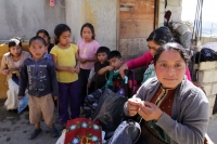 Jueves 7 de diciembre del 2017. San Cristóbal de las Casas. Artesanas de San Juan Chamula realizan la elaboración de tejidos tradicionales indí­genas en el modesto taller instalado en la parte alta de la zona norte para poder ofrecer las prendas a los v