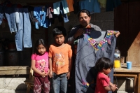 Jueves 7 de diciembre del 2017. San Cristóbal de las Casas. Artesanas de San Juan Chamula realizan la elaboración de tejidos tradicionales indí­genas en el modesto taller instalado en la parte alta de la zona norte para poder ofrecer las prendas a los v