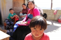 Jueves 7 de diciembre del 2017. San Cristóbal de las Casas. Artesanas de San Juan Chamula realizan la elaboración de tejidos tradicionales indí­genas en el modesto taller instalado en la parte alta de la zona norte para poder ofrecer las prendas a los v